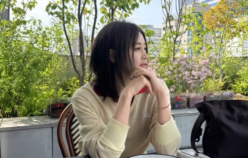 56歳の有名女優、同僚と別れて15年…新たなスタート？肩にそっと寄り添う姿がキャッチされる