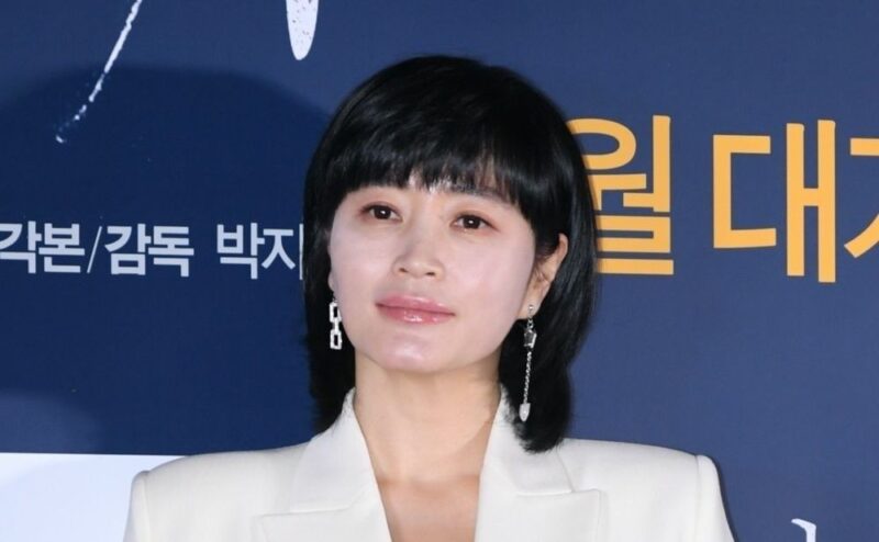 56歳の有名女優、同僚と別れて15年…新たなスタート？肩にそっと寄り添う姿がキャッチされる