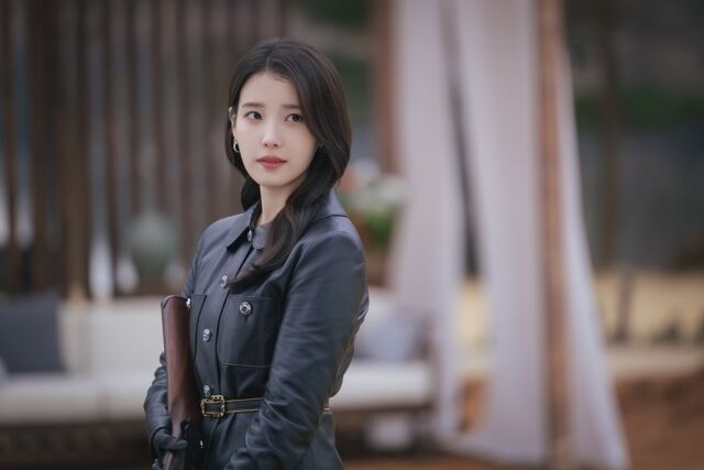 IU、ノ・サンヒョンに銃を向ける…信じていた先輩への疑念