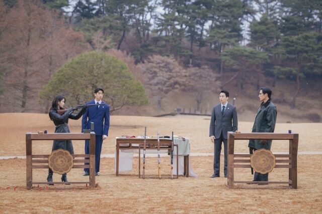 IU、ノ・サンヒョンに銃を向ける…信じていた先輩への疑念