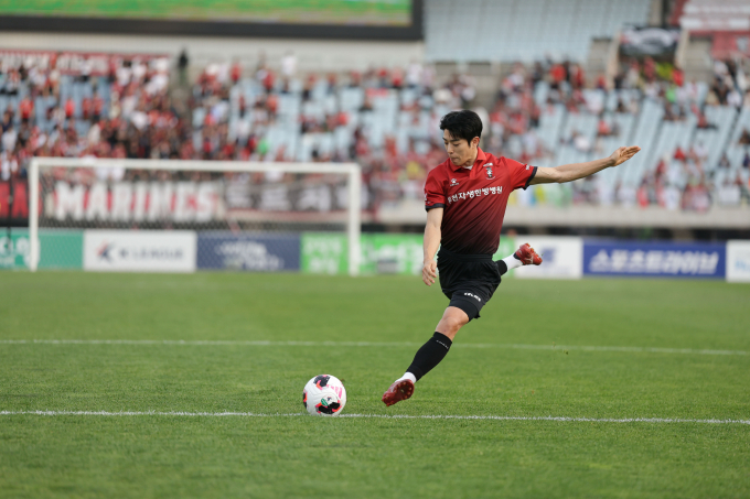 イ・チャンヒョン、富川FCホーム戦で感動の始球式!
