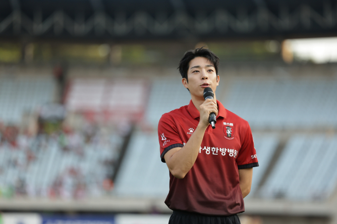イ・チャンヒョン、富川FCホーム戦で感動の始球式!