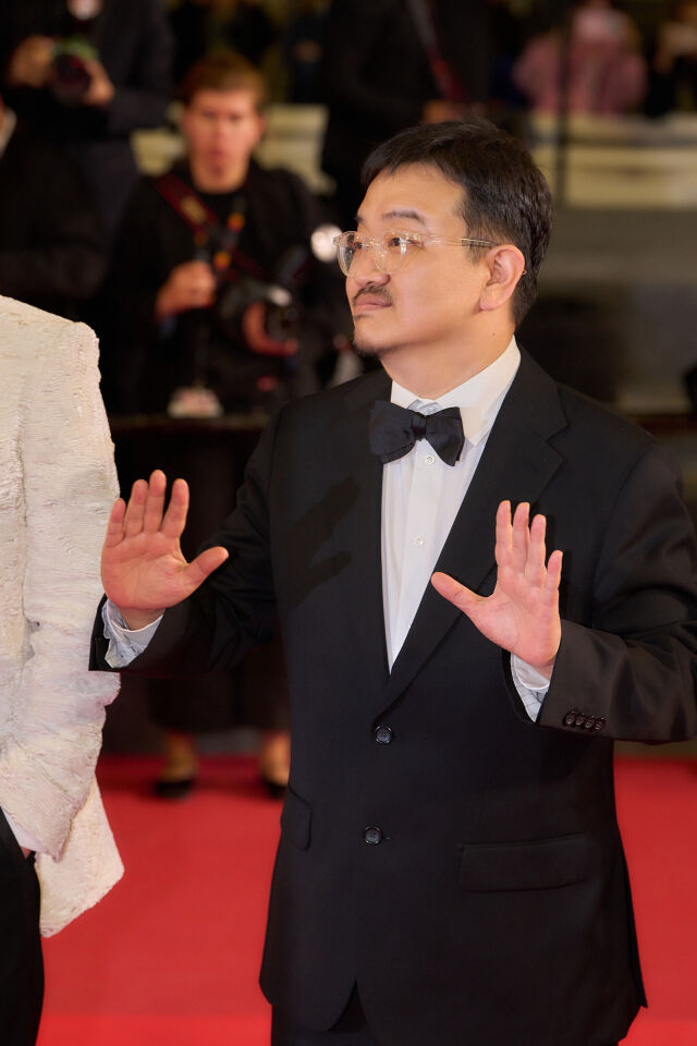 『群體』カンヌで7分間のスタンディングオベーション…チョン・ジヒョン、涙で感激