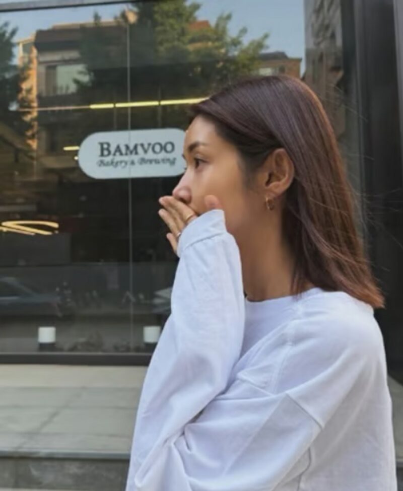 階下騒音騒動の女優、7日ぶりに街中で発見…「夏が待ち遠しい」