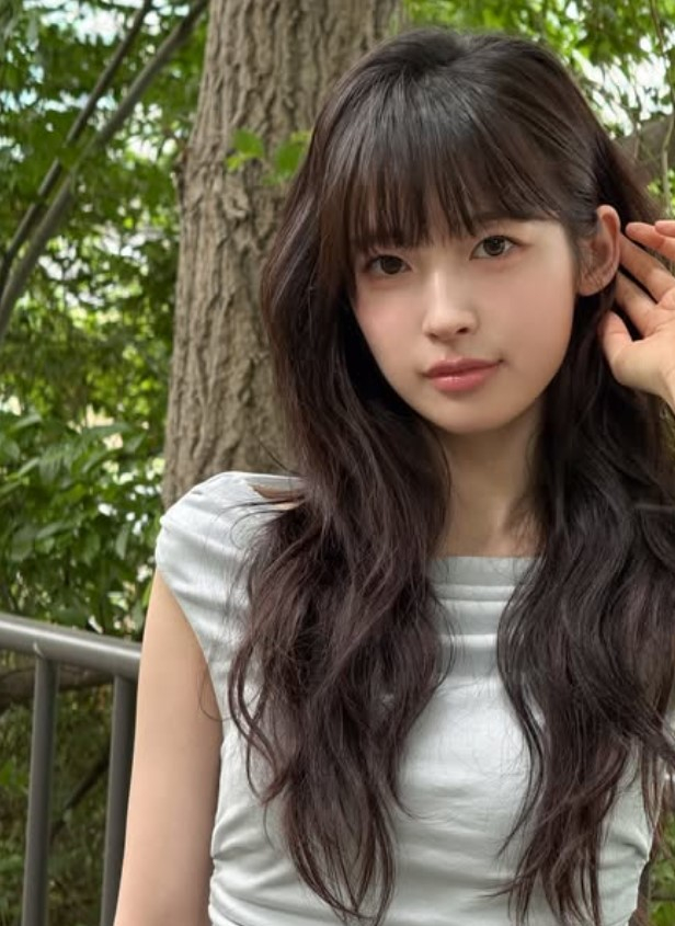 OH MY GIRLアリン、青い自然の中で輝く清純ビジュアル…「絵画のような美しさ」