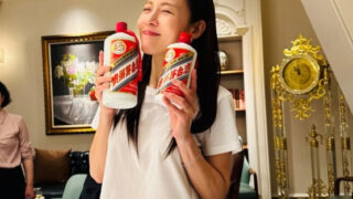 ハ・ジウォン、茅台酒を手に満面の笑み…中国でも輝くラブリーな魅力