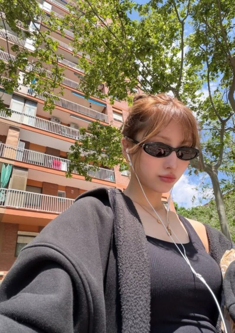 人気女性アイドル、サングラスで優雅なひととき…欧州旅行中をキャッチ