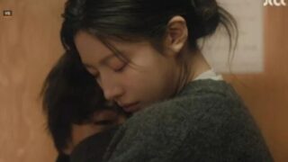 コ・ユンジョンのカーディガンに潜り込むク・ギョファン…『みんなが自分の無価値さと闘っている』衝撃の抱擁シーン、「完璧な慰め vs 母性侮辱」論争
