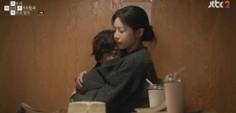 고윤정 카디건 속 파고든 구교환…'모자무싸' 파격 포옹신, "완벽한 위로 vs 모성애 모욕" 갑론을박