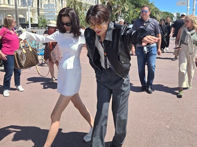 スニーカーでも隠せない完璧なプロポーション…44歳チョン・ジヒョン、カンヌで“骨瘦せ”美脚披露