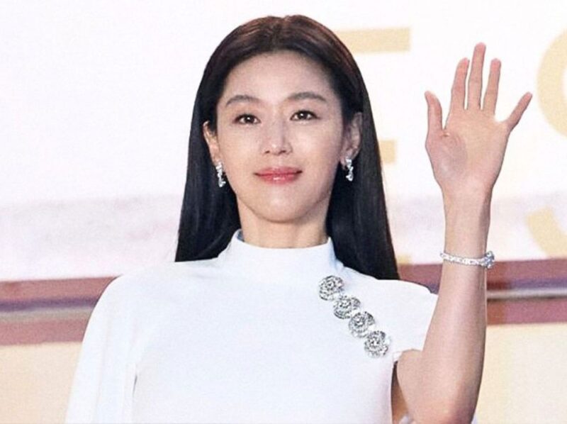 スニーカーでも隠せない完璧なプロポーション…44歳チョン・ジヒョン、カンヌで“骨瘦せ”美脚披露