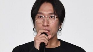 ベッカ、母の一周忌で涙…やつれた顔「痛くてもとても綺麗だった」