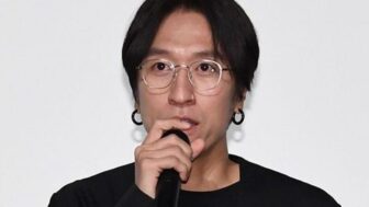 ベッカ、母の一周忌で涙…やつれた顔「痛くてもとても綺麗だった」
