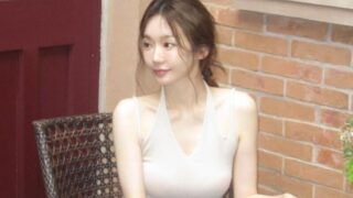 カン・ミンギョン、傘のように細い腕…非現実的なガリガリ体型の極み