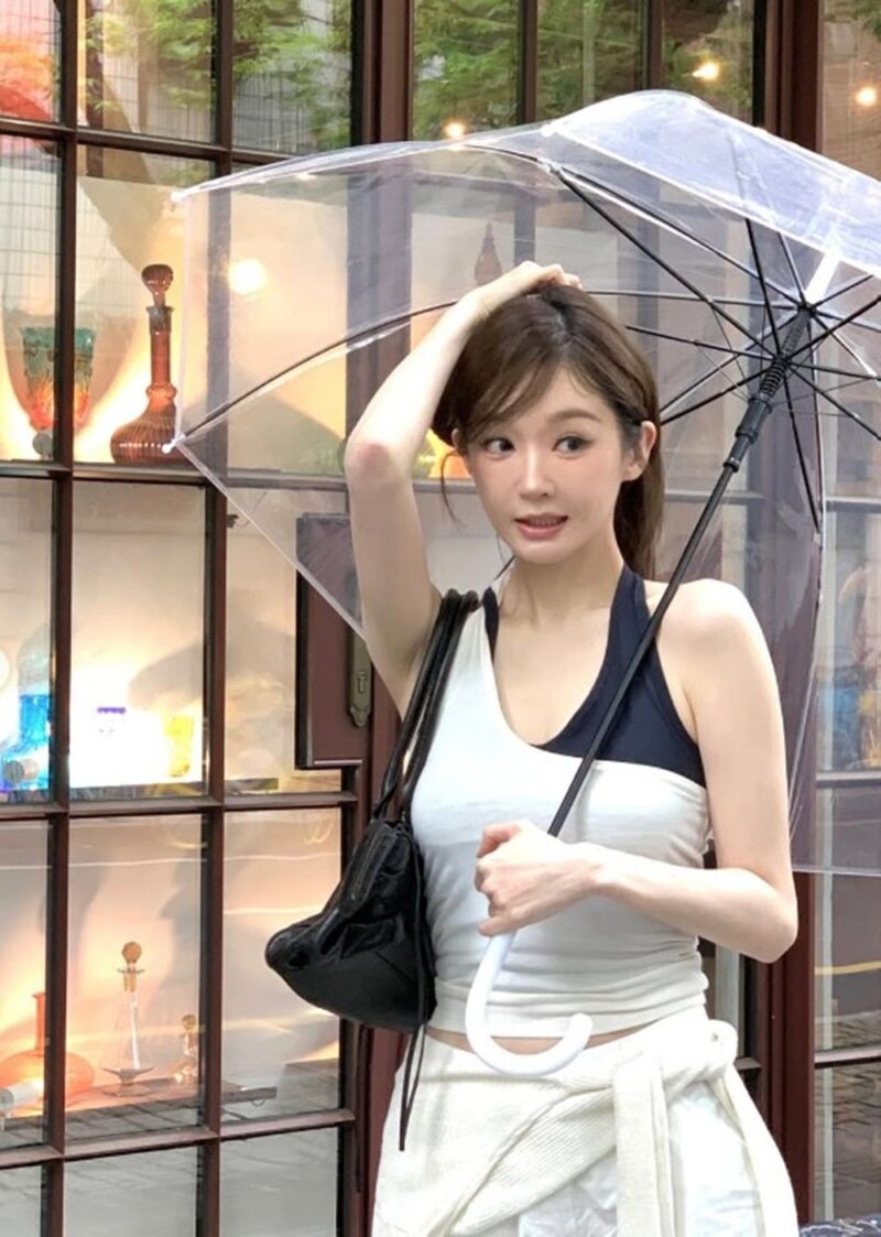 강민경、傘のように細い腕…非現実的なガリガリ体型の極み
