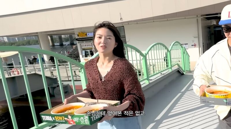 JUNJIN♥リュ・イソ、漢江ラーメンデート中にCA時代を回想「お客様にこぼしたことはない」