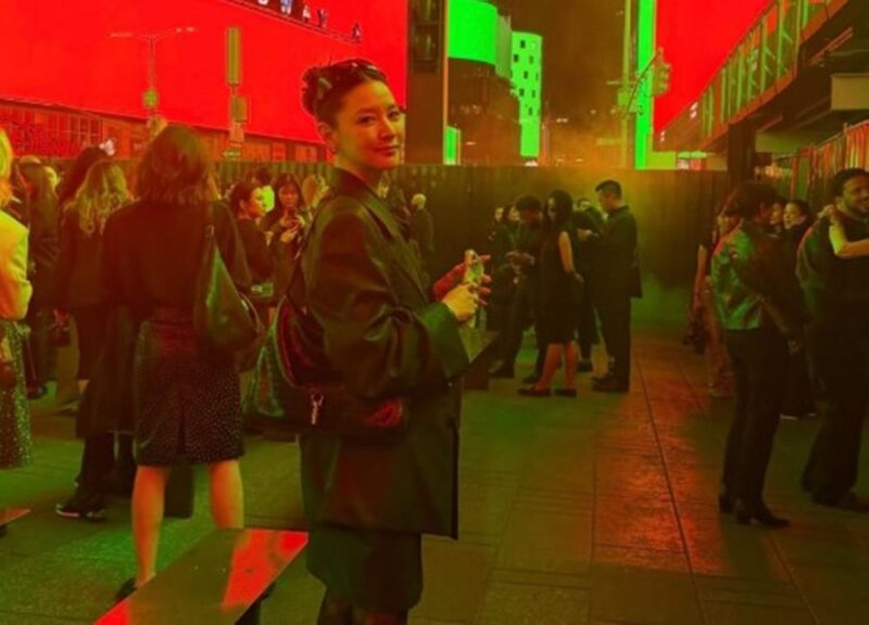 「꾸안꾸」なのに格別な優雅さ…NY路上で捉えられた55歳女優の正体