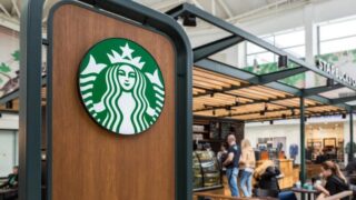「タンク論争」のスタバが謝罪　「インスピレーションを得た」との説明に批判殺到