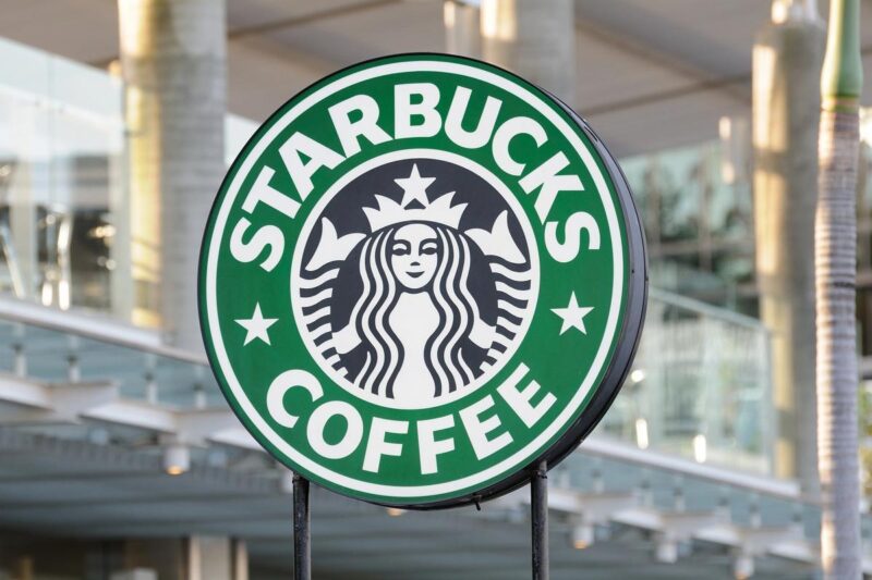 「タンク論争」のスタバが謝罪　「インスピレーションを得た」との説明に批判殺到