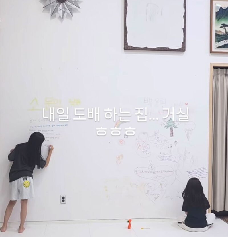 백종원♥ソ・ユジン、広いリビングの壁一面に落書き公開「明日、張り替え予定」