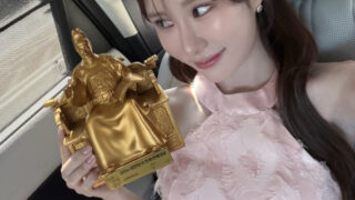 ジュニ、ピンクのホルターネックドレス姿で魅了…「新人エンターテイナー賞」受賞の輝き