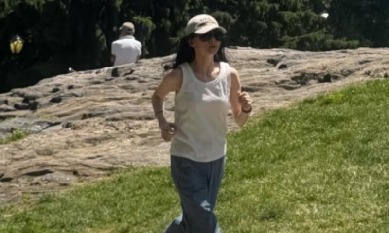 55歳の韓国女優、ノースリーブ姿でNY闊歩…セントラルパークでジョギング姿を目撃される