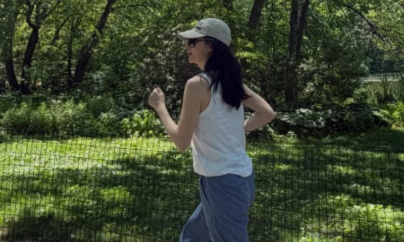 55歳の韓国女優、ノースリーブ姿でNY闊歩…セントラルパークでジョギング姿を目撃される