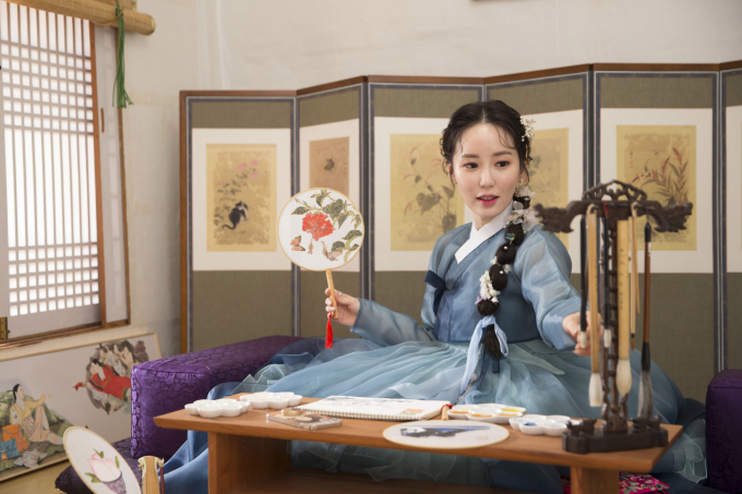 【韓国画家キム・ヒョンジョンの肖像⑯】赤いゴム手袋とチョクトゥリ、異色の組み合わせに隠された意味とは