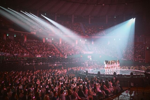 I.O.I. 10年ぶりチャート1位「ドラマなら叩かれる波乱万丈の物語」