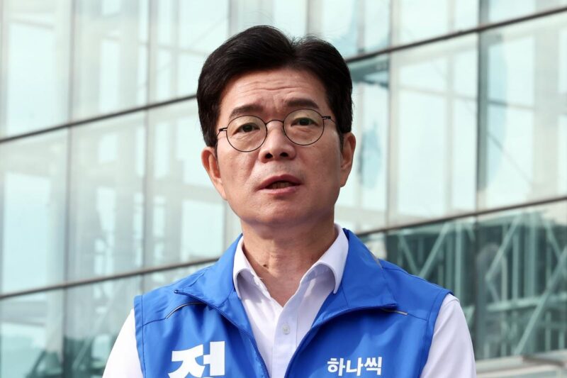 「責任を感じる」…選挙運動を終えた鄭元五氏、深々と頭を下げる