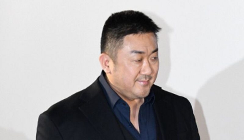 俳優マ・ドンソク、本日（2日）父親が死去…妻イェ・ジョンファと深い悲しみの中、葬儀場を守る