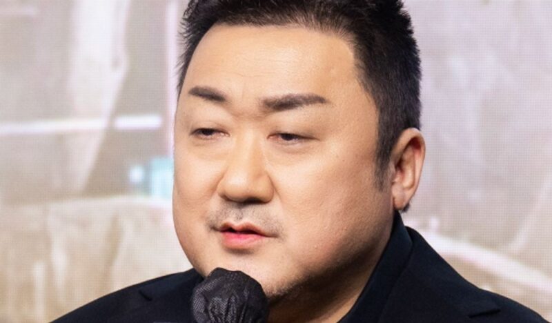 俳優マ・ドンソク、本日(2日)父親が死去…妻イェ・ジョンファと深い悲しみの中、葬儀場を守る