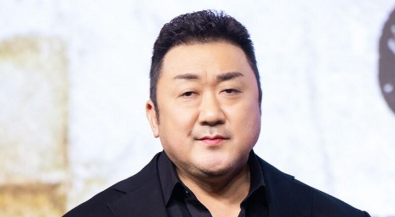俳優マ・ドンソク、本日(2日)父親が死去…妻イェ・ジョンファと深い悲しみの中、葬儀場を守る