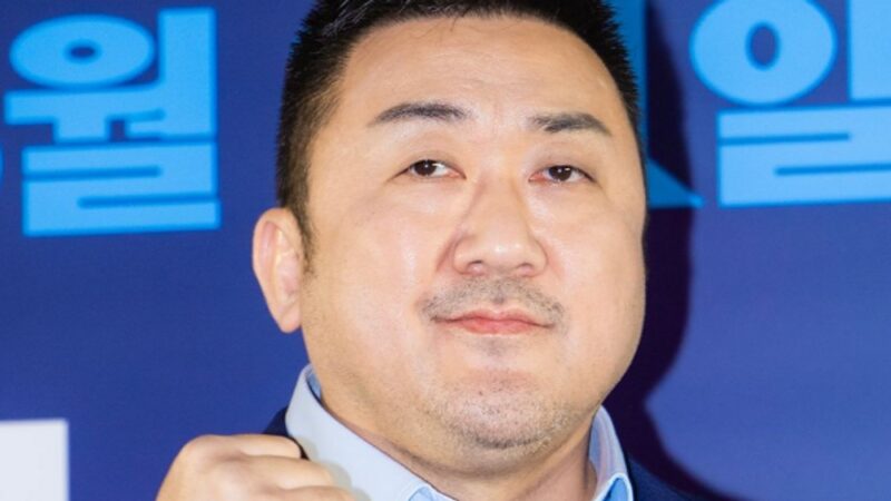 俳優マ・ドンソク、本日(2日)父親が死去…妻イェ・ジョンファと深い悲しみの中、葬儀場を守る