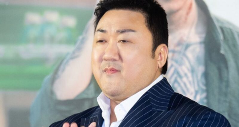 俳優マ・ドンソク、本日(2日)父親が死去…妻イェ・ジョンファと深い悲しみの中、葬儀場を守る