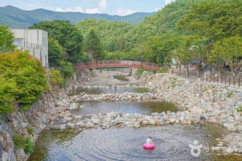 エアコン不要!天然の涼風と氷のような清流に癒やされる絶景スポット