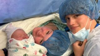 16歳のリアリティ女スター、2歳年下と出産1年で破局…「独りがいい」