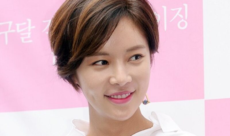 황정음, 횡령 논란 후 180도 변신…"버스 타고 동네 장터에서 장보기"