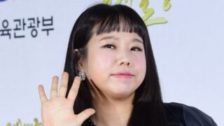 「純金→高級家電」を豪快にプレゼント…ホン・ヒョニ、誕生日パーティーに来た市民に逆お返し