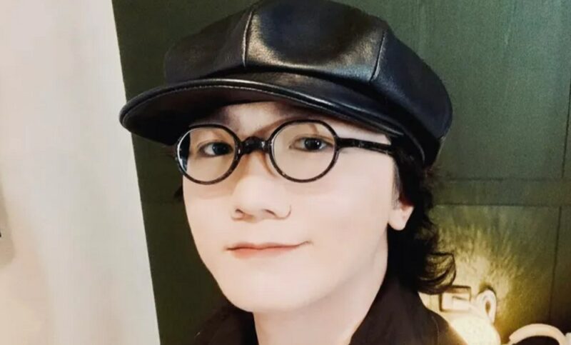 「元カノを刃物で脅迫」の男性歌手、裁判欠席で指名手配の危機も…警察署に出頭