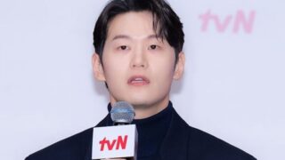 イ・ハクジュ、シン・ハギュンと10年越しに遂にタッグ…「目的のため危険な共闘」（『50プロ』）