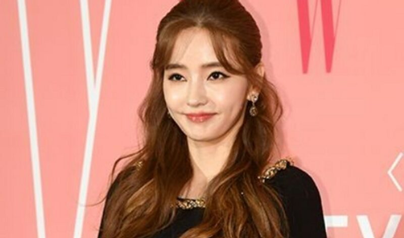 「バービー人形」から180度変身!ハン・チェヨン、濃いアイメイク×レッドリップで華やかさ極まる