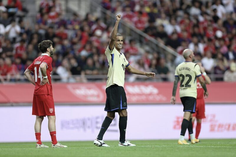 ジェラードが強烈弾！イニエスタも追加点　レジェンドマッチはバルサOBが8-3で快勝