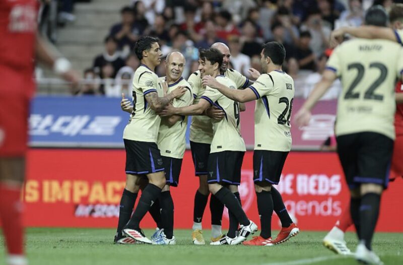 ジェラードが強烈弾！イニエスタも追加点　レジェンドマッチはバルサOBが8-3で快勝
