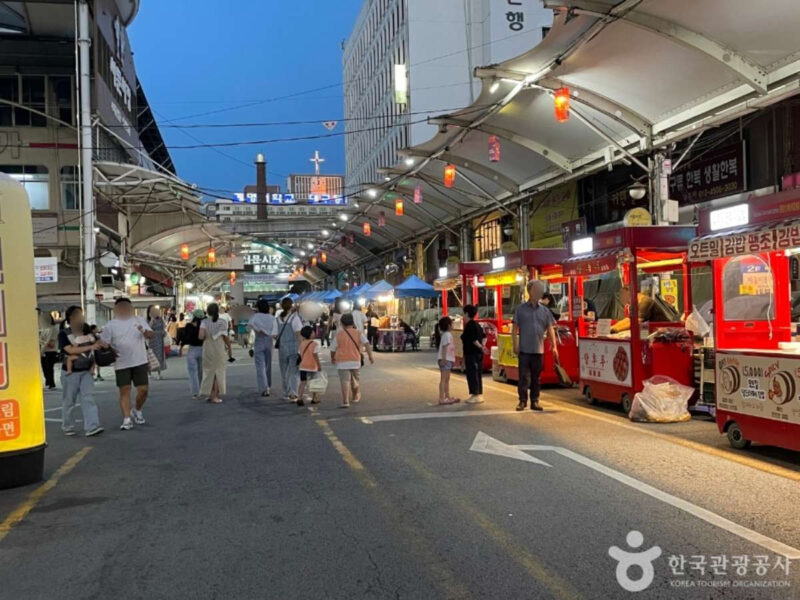 「味は保証付き」全国7大市場食べ歩きツアー