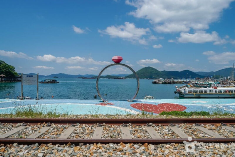 「穴場スポット」海と線路と桟橋を一望！散歩に最適な絶景公園