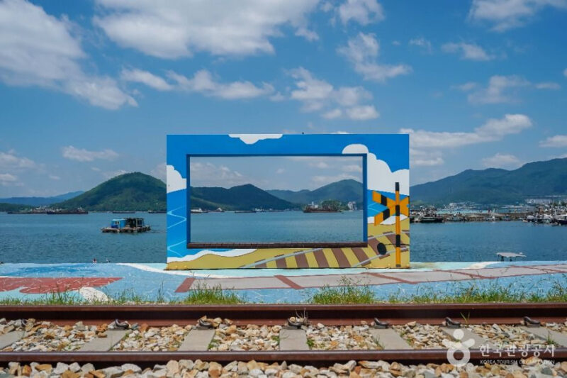 「穴場スポット」海と線路と桟橋を一望!散歩に最適な絶景公園