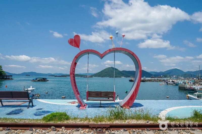 「穴場スポット」海と線路と桟橋を一望!散歩に最適な絶景公園