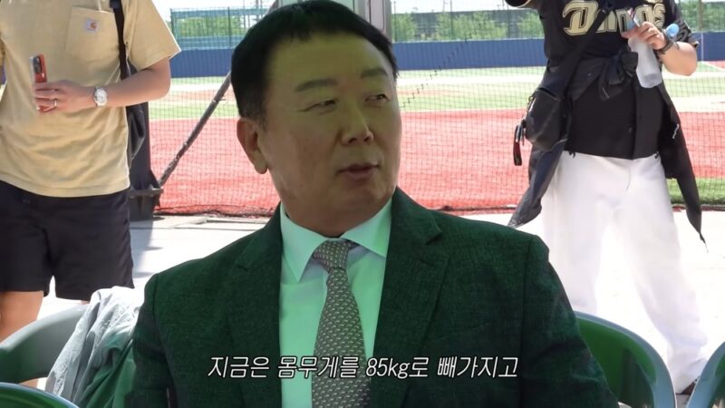 ソン・ドンヨル前監督、25kg減量の衝撃変身!元教え子オ・スンファンも「若返った」と驚き