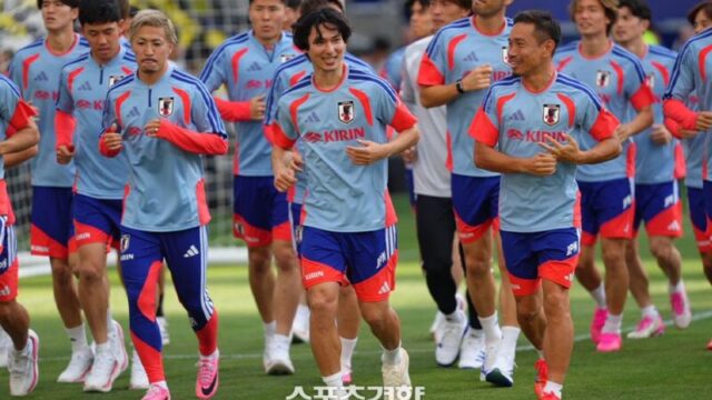 W杯落選の南野拓実、なぜ日本代表に合流？「メンター兼メンタルコーチ」として異例の帯同へ